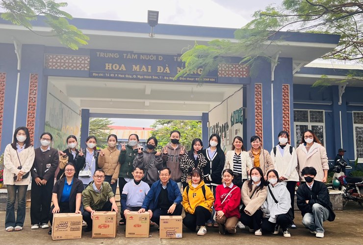 Khoa Tài chính Kế toán thăm các em nhỏ mồ côi gặp nhiều khó khăn nhân dịp Xuân về